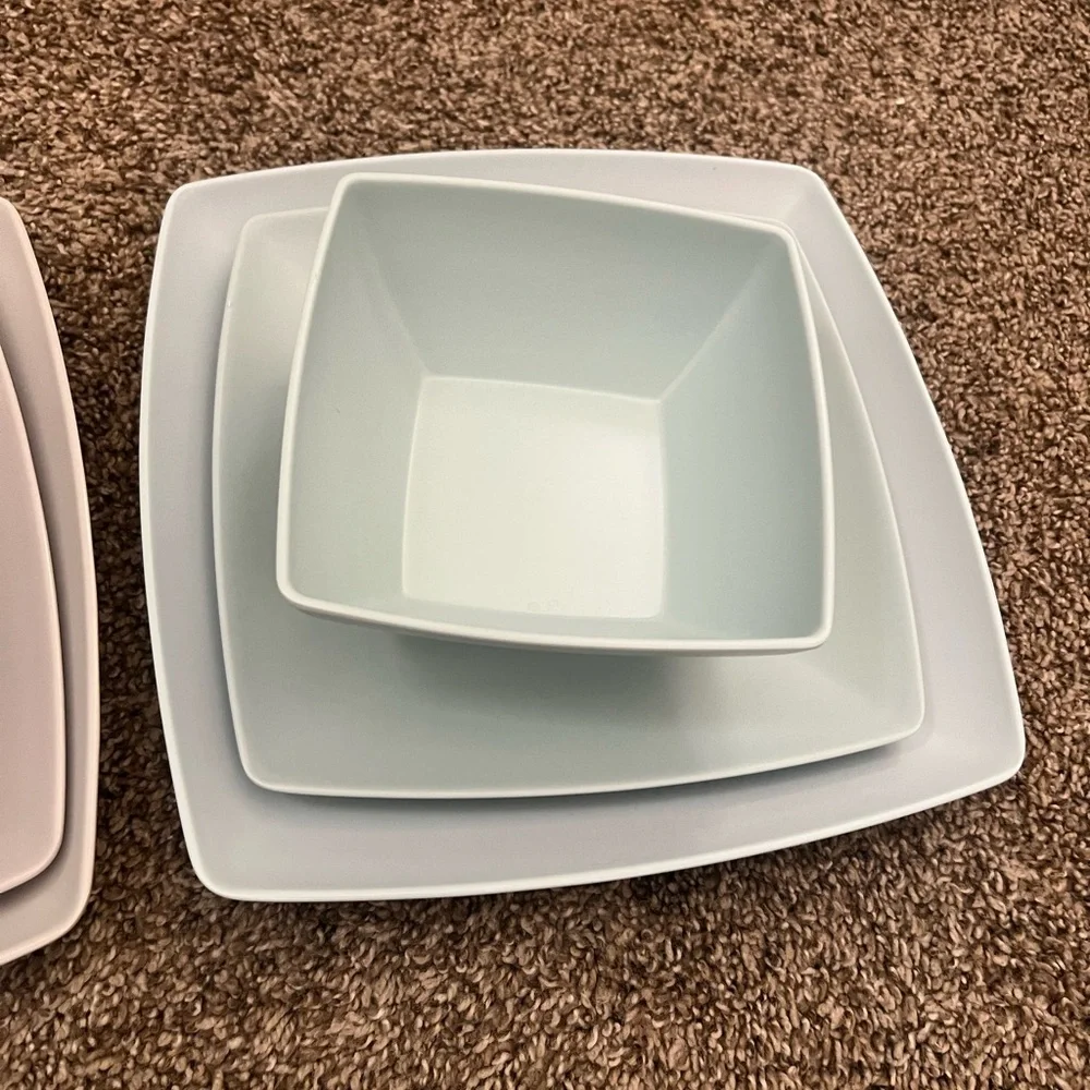 NWOT 12 piece dinnerware set